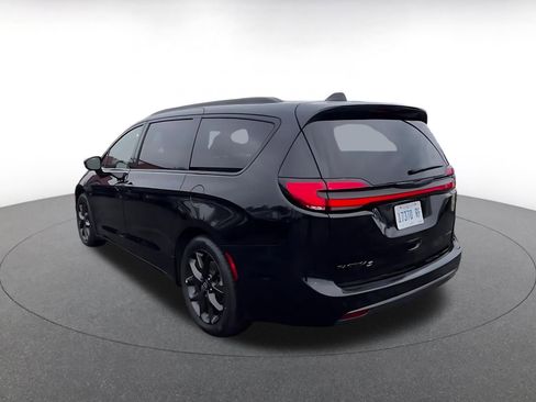 Used 2025 Chrysler Pacifica Limited image 11