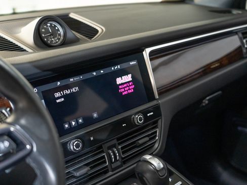 Certified 2023 Porsche Macan AWD/4WD image 21