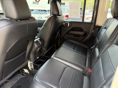Used 2022 Jeep Wrangler Unlimited Sahara w/ Cold Weather Group AWD/4WD image 15