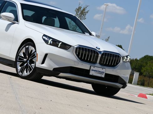 Certified 2024 BMW 530i w/ Premium Package RWD image 35