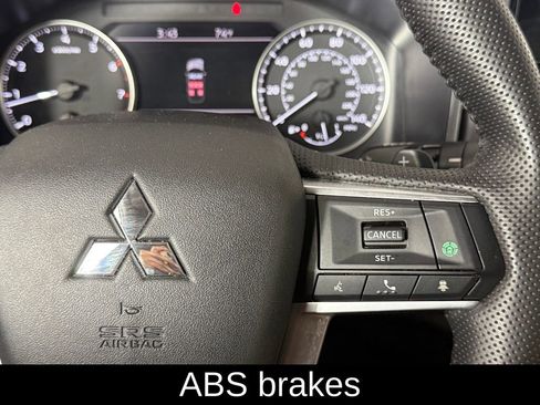 Used 2025 Mitsubishi Outlander AWD image 10