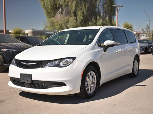 Used 2022 Chrysler Voyager LX image 1