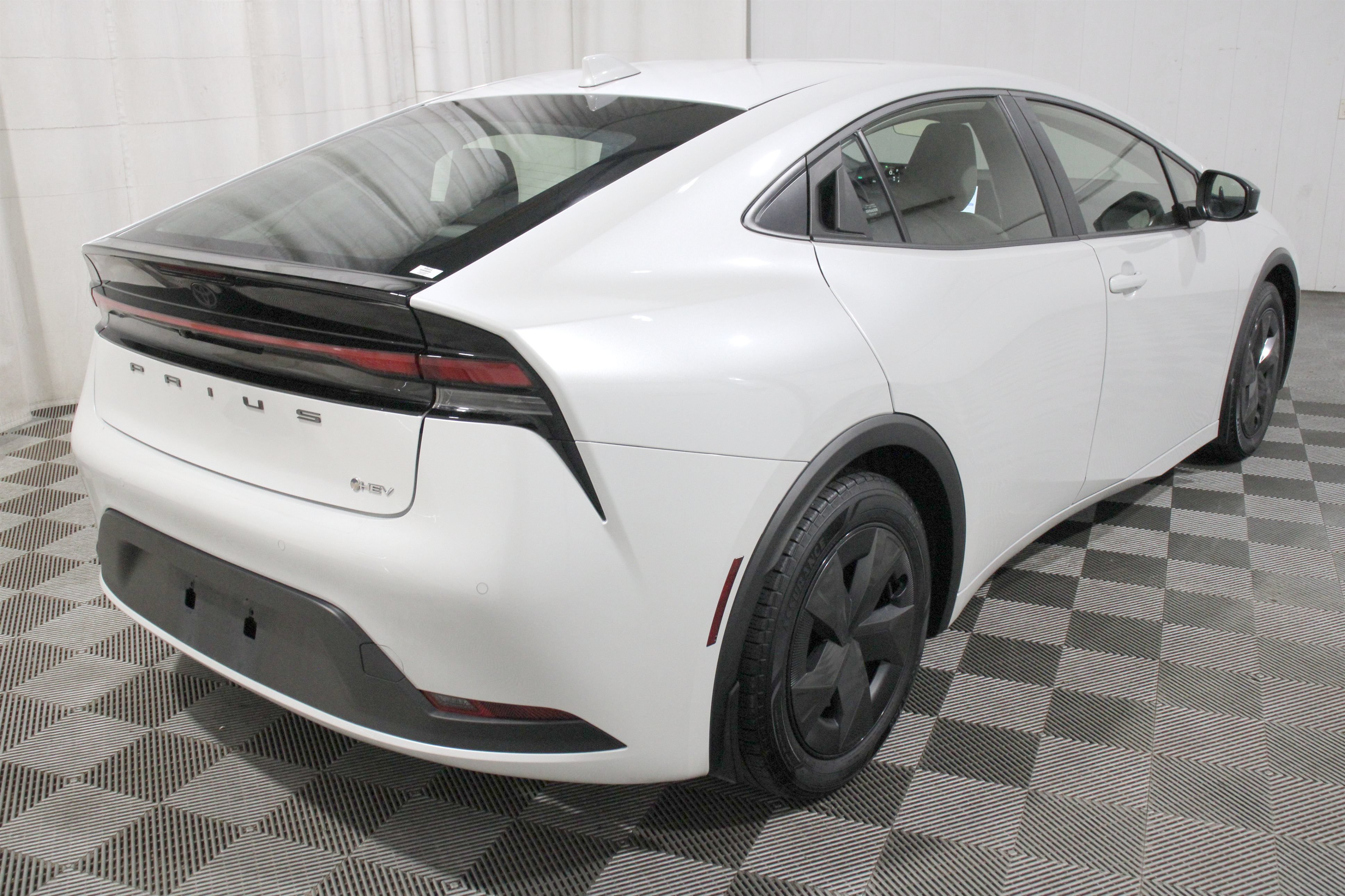 Used 2024 Toyota Prius LE FWD image 33