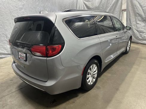 Used 2017 Chrysler Pacifica Touring-L image 5