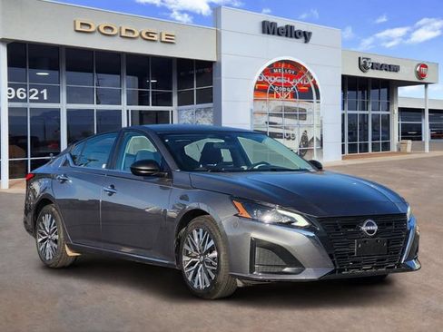 Used 2025 Nissan Altima 2.5 SV FWD image 2