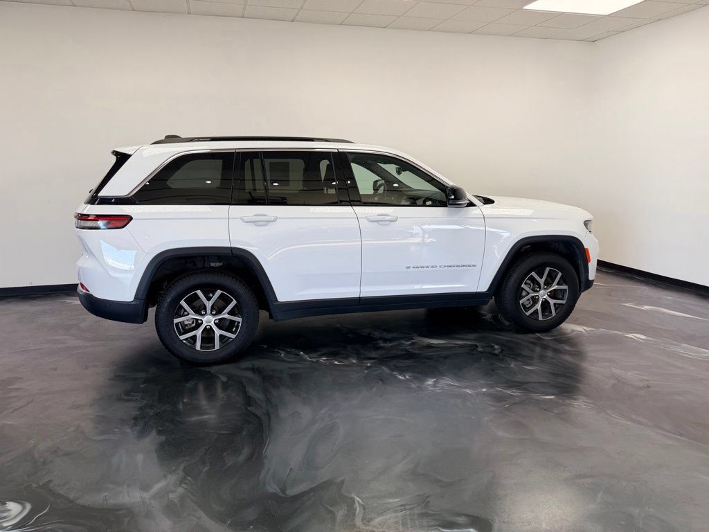Used 2024 Jeep Grand Cherokee Limited AWD/4WD image 22