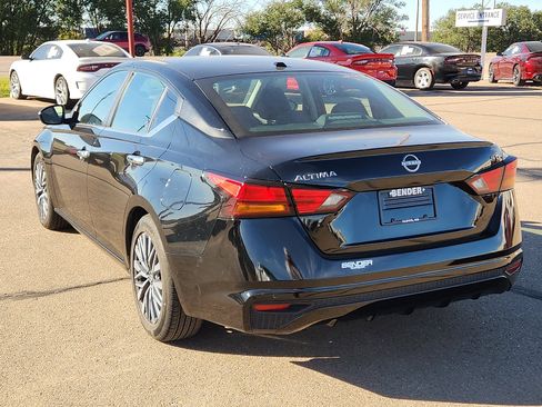 Used 2024 Nissan Altima 2.5 SV image 3