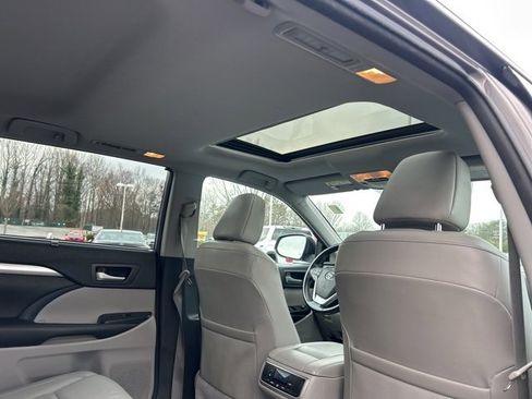 Used 2018 Toyota Highlander XLE image 18