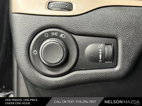 Used 2017 Jeep Cherokee Sport FWD image 19