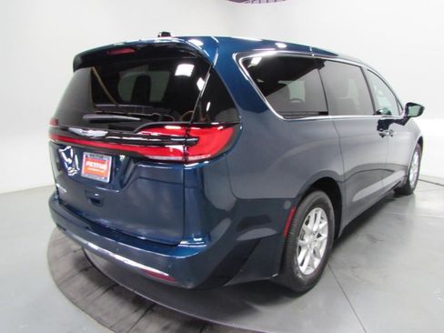 New 2025 Chrysler Pacifica Select image 8