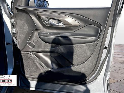 Used 2024 GMC Terrain SLT image 23