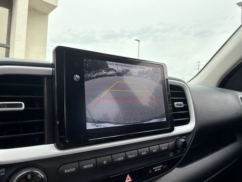 Certified 2024 Hyundai Venue Limited FWD image 29