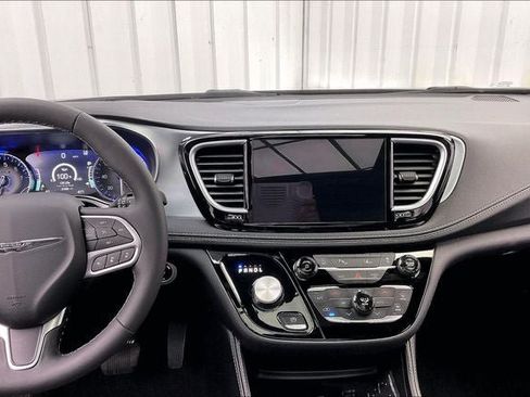 Used 2026 Chrysler Pacifica Limited FWD image 6