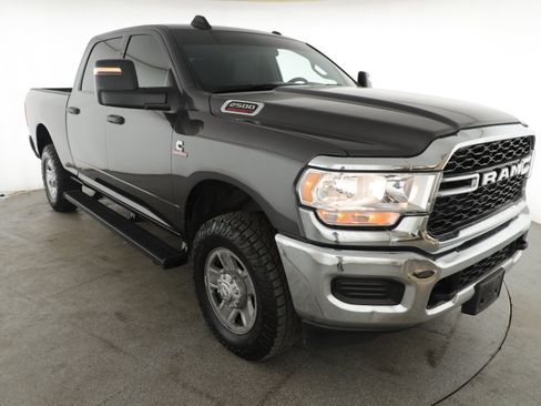 Used 2024 RAM 2500 Tradesman w/ Chrome Appearance Group image 17