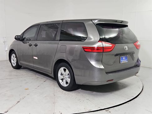 Used 2016 Toyota Sienna L image 4