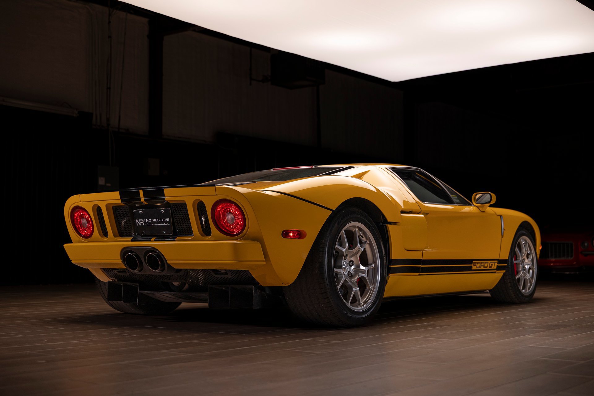 Used 2005 Ford GT RWD image 27