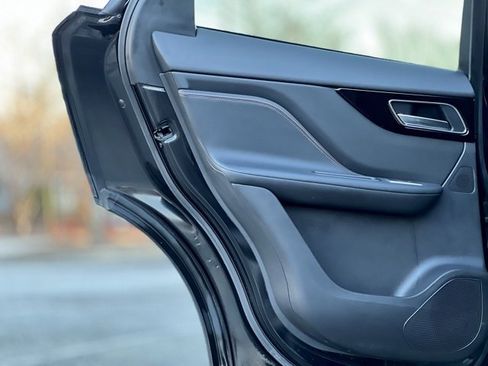 Used 2019 Jaguar F-PACE Prestige image 14