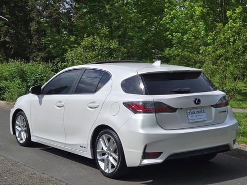 Used 2015 Lexus CT 200h w/ Navigation Package FWD image 6