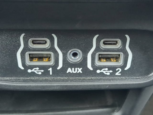 Certified 2025 Chrysler Pacifica Select FWD image 27
