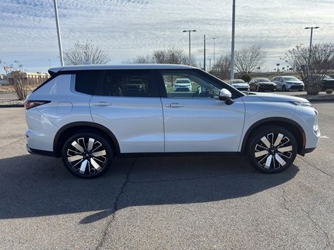 Used 2025 Mitsubishi Outlander SE image 6