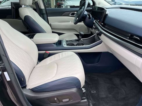 Used 2025 Kia Carnival SX FWD image 14