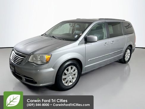 Used 2016 Chrysler Town & Country Touring w/ Driver Convenience Group image 5