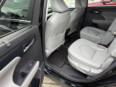 Certified 2023 Toyota Highlander XLE image 15