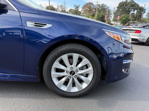 Used 2018 Kia Optima LX w/ 17" Alloy Wheels Package image 10