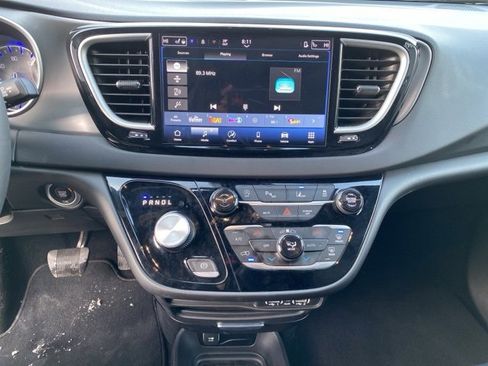 Certified 2025 Chrysler Pacifica Select image 25