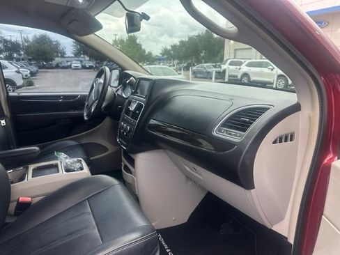 Used 2016 Chrysler Town & Country LX FWD image 13