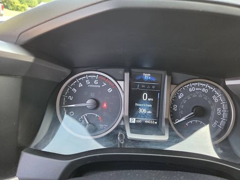 Used 2021 Toyota Tacoma SR5 AWD/4WD image 13