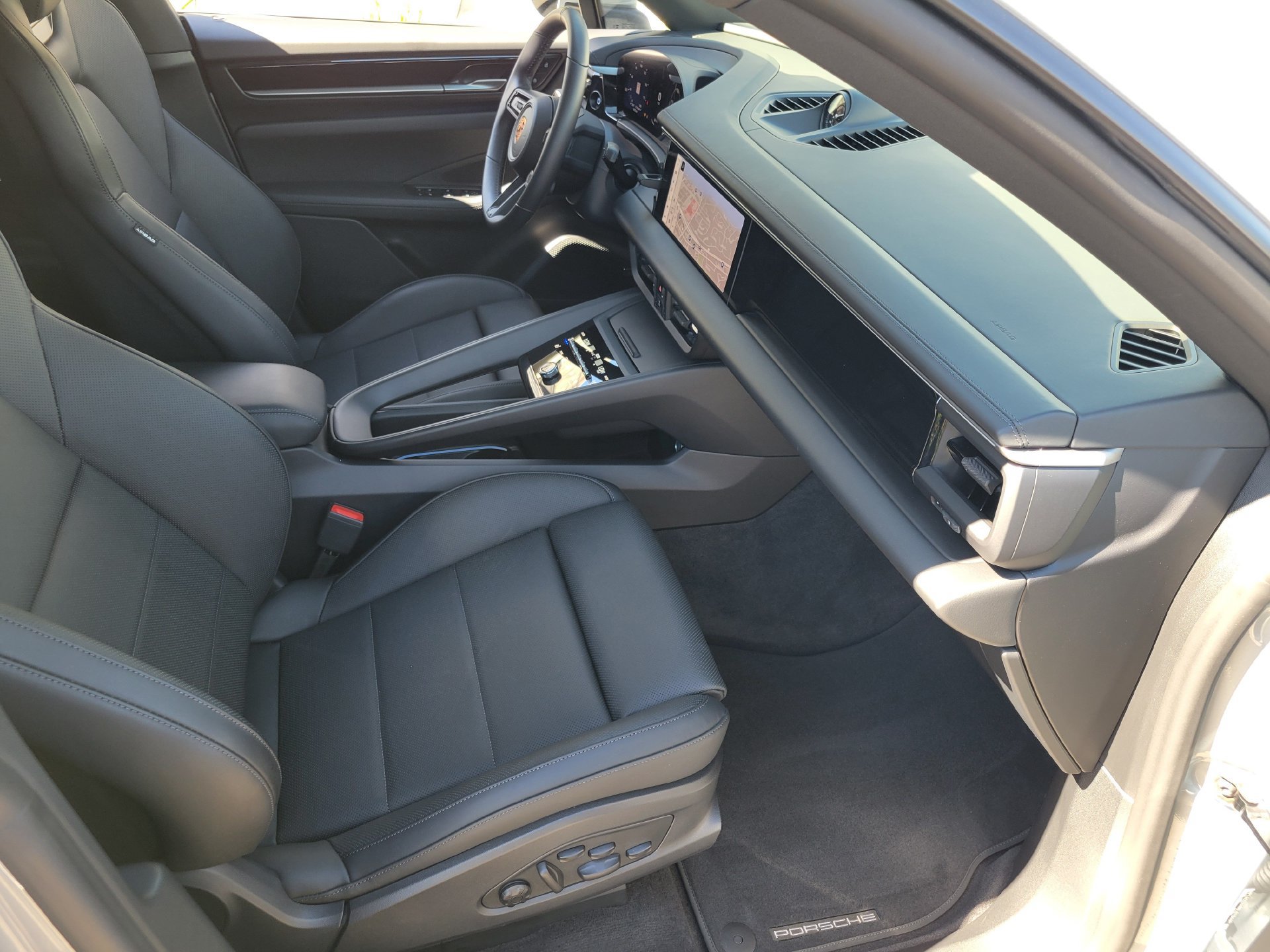 Used 2025 Porsche Macan Electric RWD image 25