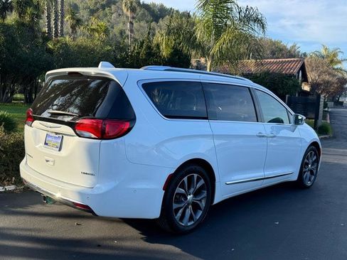 Used 2017 Chrysler Pacifica Limited image 6