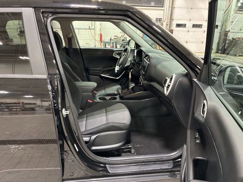 Used 2022 Kia Soul LX image 18
