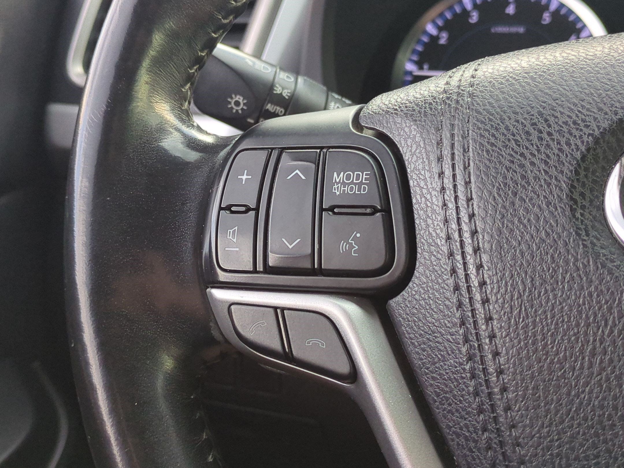 Used 2017 Toyota Highlander Plus AWD/4WD image 19