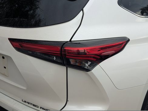 Used 2021 Toyota Highlander Limited image 12