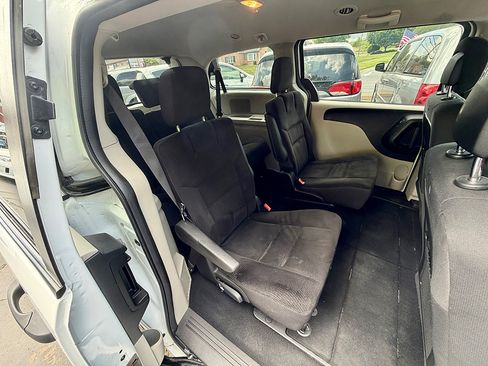 Used 2019 Dodge Grand Caravan SE w/ UConnect Hands-Free Group FWD image 10
