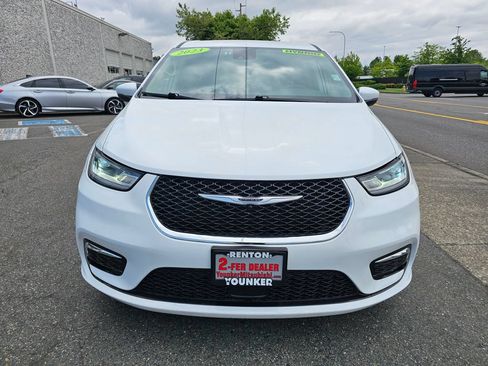 Used 2023 Chrysler Pacifica Touring-L FWD image 2