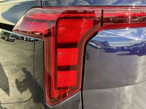 Used 2025 Kia Carnival EX image 14