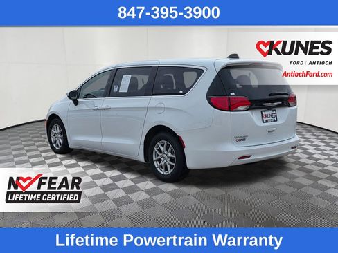 Used 2023 Chrysler Voyager LX FWD image 5