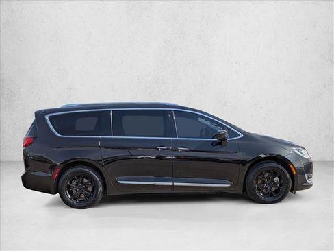 Used 2020 Chrysler Pacifica Touring-L Plus image 4