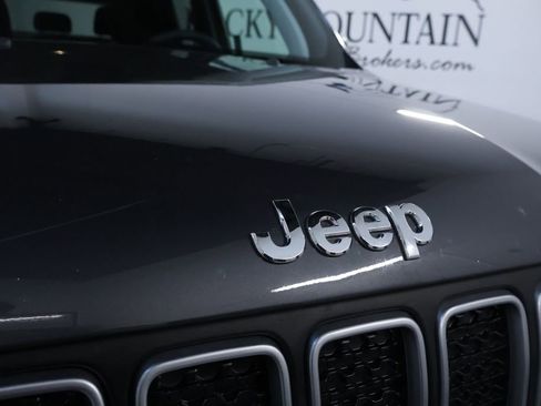 Used 2023 Jeep Renegade Latitude AWD/4WD image 9