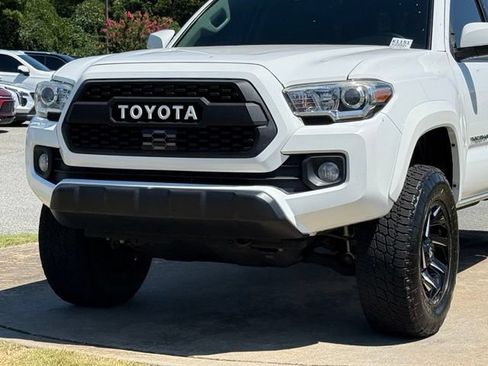 Used 2018 Toyota Tacoma SR5 RWD image 8
