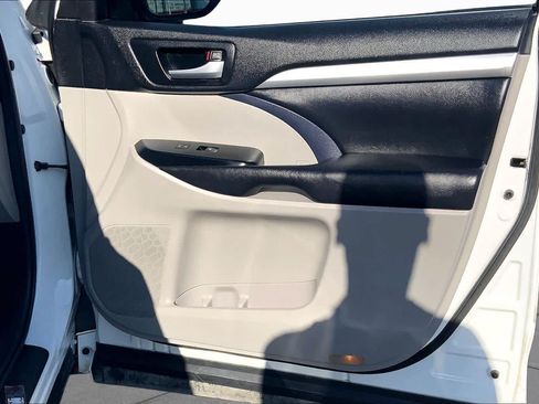 Used 2018 Toyota Highlander XLE w/ Carpet Mat Package (TMS) AWD/4WD image 23