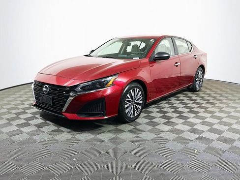 Used 2025 Nissan Altima 2.5 SV FWD image 4