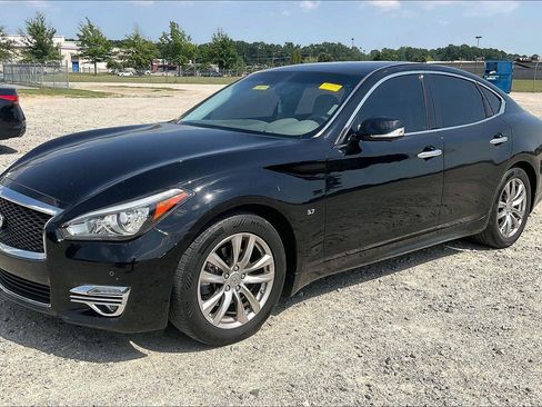 Used 2018 INFINITI Q70 Luxe w/ Cargo Package RWD image 2