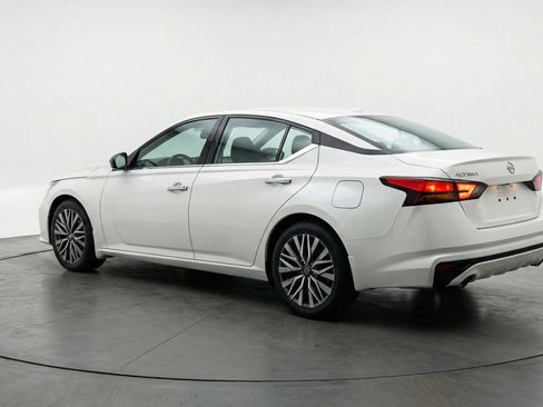 Used 2025 Nissan Altima 2.5 SV FWD image 6