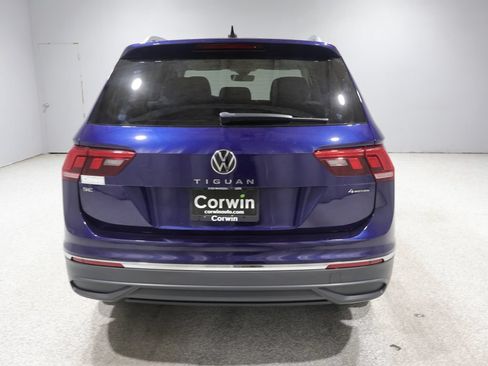 Used 2022 Volkswagen Tiguan SE w/ Panoramic Sunroof Package AWD/4WD image 3