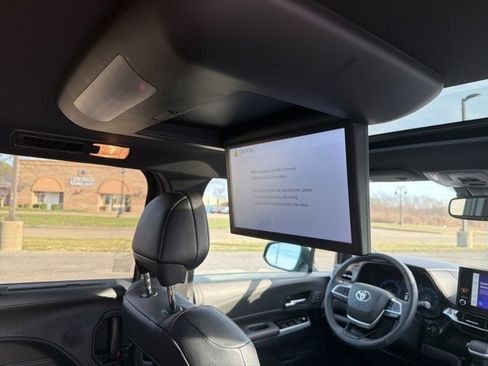 Used 2025 Toyota Sienna XSE image 16