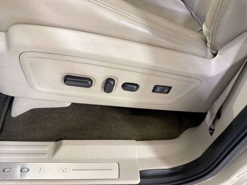 Used 2017 Lincoln Navigator Select RWD image 11